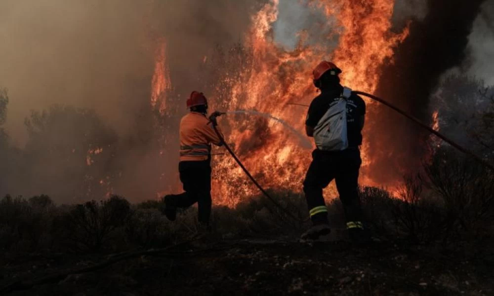 Μέθανα: Άνιση μάχη με τις φλόγες και το χρόνο - Δεν βοηθά ο καιρός